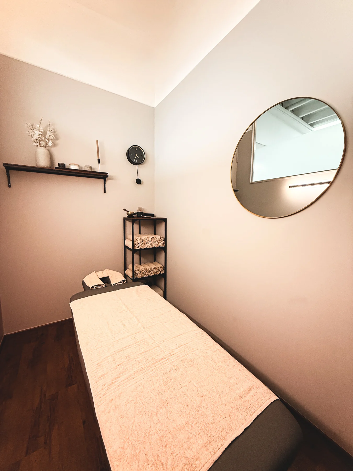 Heilmasseur Umut Akmese bei einer Behandlung